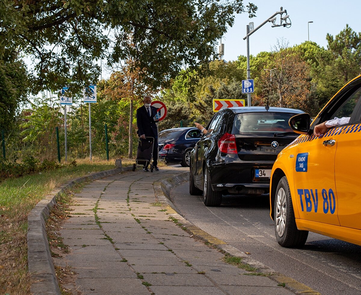 Ortaokulu bitirdikten sonra kömürlü yolcu gemilerinde garsonluk yaptığını, daha sonra belediyede çalışacak temizlik işçisi arandığını duyarak başvuruda bulunduğunu belirten Taşlıçukur, şöyle devam etti: "Belediyede temizlik işçisi olarak işe başladım. İyi ki de başlamışım. 3-4 ay maaş alamadığımız zamanlar da oldu ama yine de sabrettik. En son 3,5 yıl İSTAÇ'da çalıştım, oradan da emekli oldum. Emekli oldum eve geldim, 'ne yapayım?' diye düşündüm. Kitap yazıyordum, taşınırken onu kaybettim. Şimdi onu da toparlamaya çalışıyorum bir yandan. Emekli olduktan sonra canım sıkıldı, temizlik yaptığım yerde su satayım diye düşündüm. Boğaz katılımında su satmaya başladım. 4 senedir orada su satıyorum. Takım elbiseyle su satmak çok dikkati çekiyor. 50 metreden gördüğünde vatandaşlar almayacaksa bile alıyor. Oranın esnafı oldum artık. Yüzde 90'ı tanıyor. Adamın parası olmuyor 'Devam et' diyorum. Adam Van'a gidip geliyor; 'Bir tane su borcum vardı, buyur' diyor. Sabah 7'de orada oluyorum. Trafiğin durumuna göre çalışıyorum. Trafik bitince bizim iş de bitiyor. İnsanlarla diyaloğu çok seviyorum. Bu iş de beni mutlu ediyor"