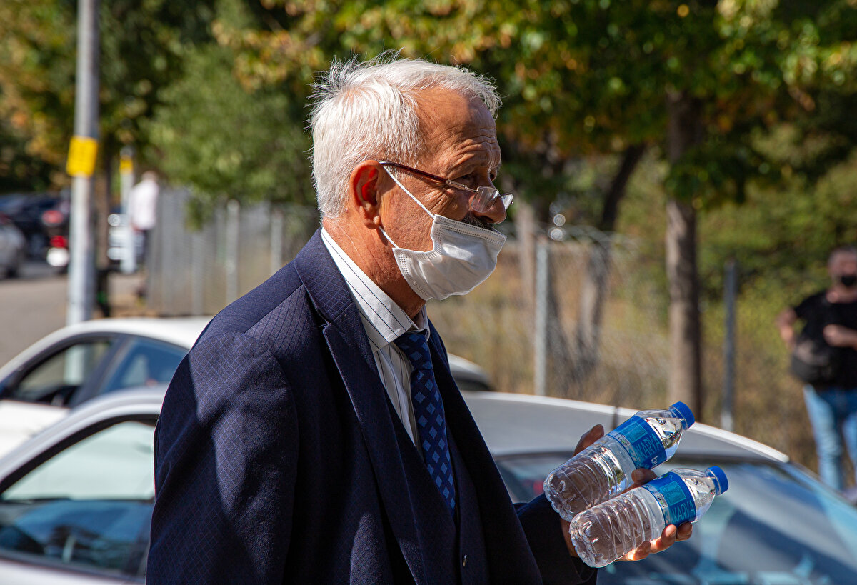 Cumartesi ve pazar günleri dinlendiğini aktaran Taşlıçukur, şunları kaydetti: "İdare ediyorum şükürler olsun. Takım elbisemi eksik etmem. Kredi kartı var, taksit var. Böyle giyinmeden oraya çıktığımda kendimi boşlukta hissediyorum. Esnafın albenisi olacak. Gördünüz elimde eldiven, dezenfektanım yanımda. 15 dakikada bir ellerime sürüyorum pandemiden dolayı. Bana göre esnaf güler yüzlü olmalı. Saygılı davranmalı. Ben esnaf olarak müşterimin yanında düğmemi iliklerim. Fazla para veren oluyor. Köpeklere, sokak hayvanlarına mama alıyorum. Gariban da bir çocuk var, ona götürüyorum. Çalışmak zinde tutuyor. Çalışmasam ne yapacağım? Yaşıtlarıma tavsiyem kendini boşlukta bırakmasınlar. Hareket edip, bir meşgale bulsunlar."