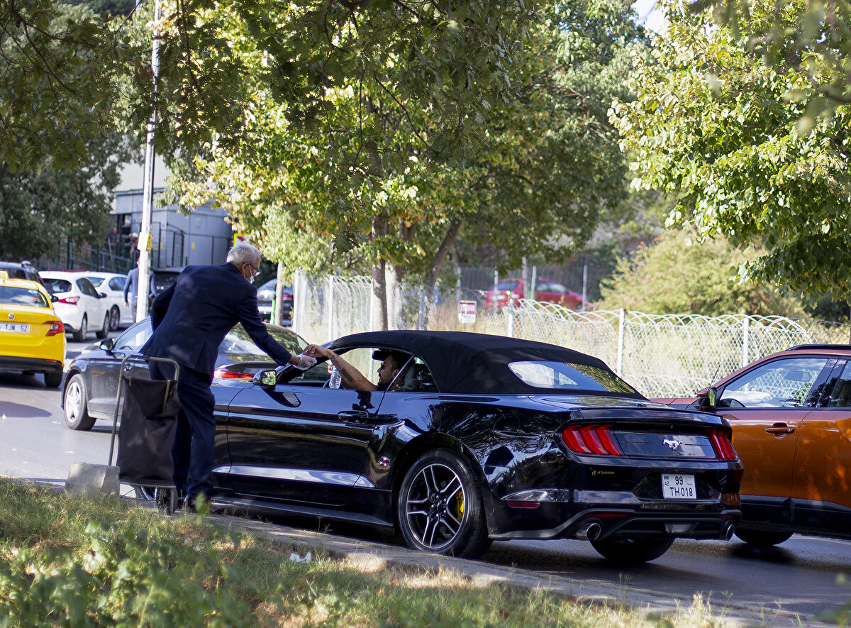 Zaman zaman su satarken tepkiler de aldığını söyleyen Taşlıçukur, "Trafik sıkışıyor. İşaret veriyorum. Kimisi gülüp geçiyor, kimisi de tepki veriyor. Bunlar yazdığım kitabın malzemesi. Oradaki diyalog bana 5 sayfalık malzeme oluyor. Kitabın ismi "Köyümün delisi" olacak. Türü macera olacak. Bir sponsor bulursam da bastıracağım. Kitap benim yaşanmışlıklarımı anlatıyor. Zamanında çok kitap okudum. Rus yazarları, Yaşar Kemal'in ağalık düzeni üzerine romanlarını ve İnce Memed'in çektiklerini okurken kendimi yazma isteğiyle buldum. Bu bir çocukluk hayali." diye konuştu.