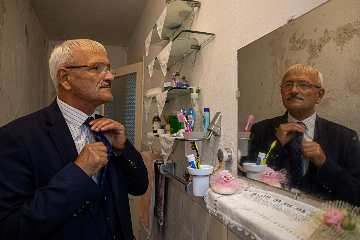 Özellikle sabah işe gidenlerin aşina olduğu bir sima olmanın yanında, taksi esnafına da bozuk para sağlayan Taşlıçukur, kendisine selam vermeden geçmeyen vatandaşlara gülümseyerek "günaydın" derken, aracını durdurarak su alanlara tepki olarak basılan kornaya ise "tamam" işareti yapıyor.