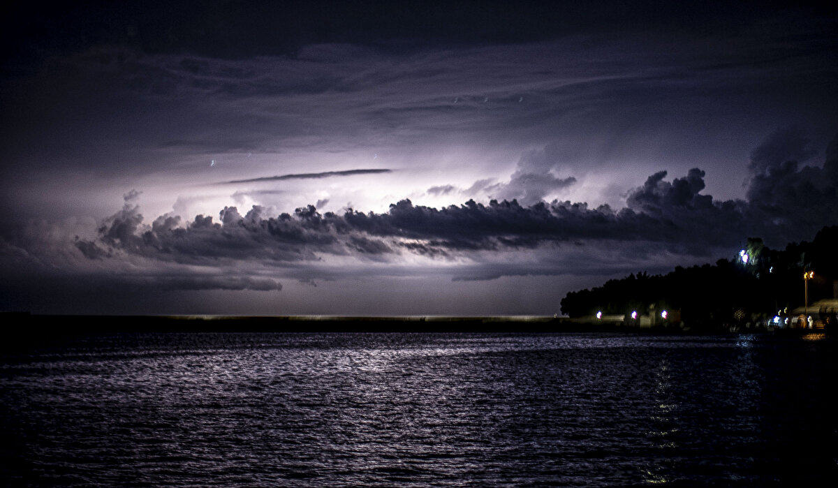 Aşçı, bir sonraki öğünün yemeğini hazırladı. Tayfanın bir kısmı ise balık ağlarını kontrol etti.
