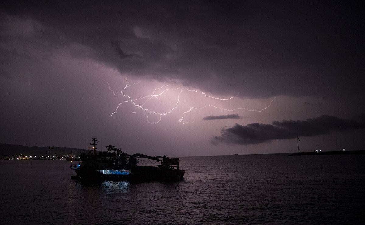 Rüzgarlı ve yağışlı havayı öngören Furkan kaptan, çareyi Ereğli Limanı'na demir atmakta buldu. Bu sırada teknenin makinisti, motordaki sıkıntıları gidermeye çalıştı.
