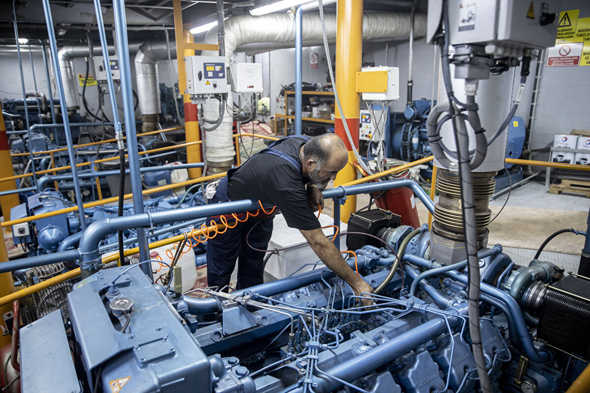 Bazen havanın sert olduğunu, teknenin sallandığını, yine de denizdeki kısmetlerini aramak zorunda olduklarını ifade eden Altunelli, şöyle devam etti:

"Çünkü çalışanların da evlerinde tencere kaynıyor. Para kazanmaya mecburuz, onları da doyurmak zorundayız. Onları doyuramadığımız zaman bir sezon sonra daha kötüye gidiyoruz. Arkadaşları da küstüremeyiz. Aşağıdaki elemanlar olmadan bizim işimiz olmaz."
