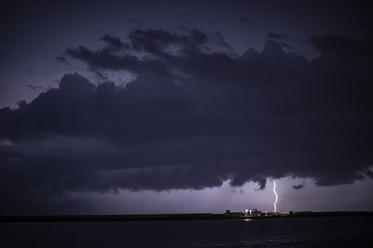 Avlanamadıkları süre içinde tekneden ayrılmayan tayfa, çoğunlukla televizyon izleyerek vakit geçirdi. Tayfadan kimi ailesiyle görüntülü sohbet etti kimi de teknedeki eksikleri gidermeye çalıştı.
