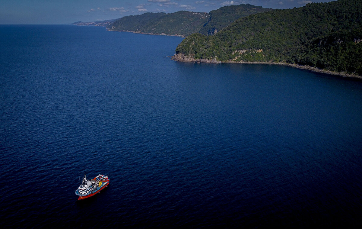 Teknenin kaptanlarından Furkan Altunelli (32), 13 yaşından beri denizlerde olduğunu ve yeni av sezonunun güzel geçeceğine inandığını dile getirdi.
