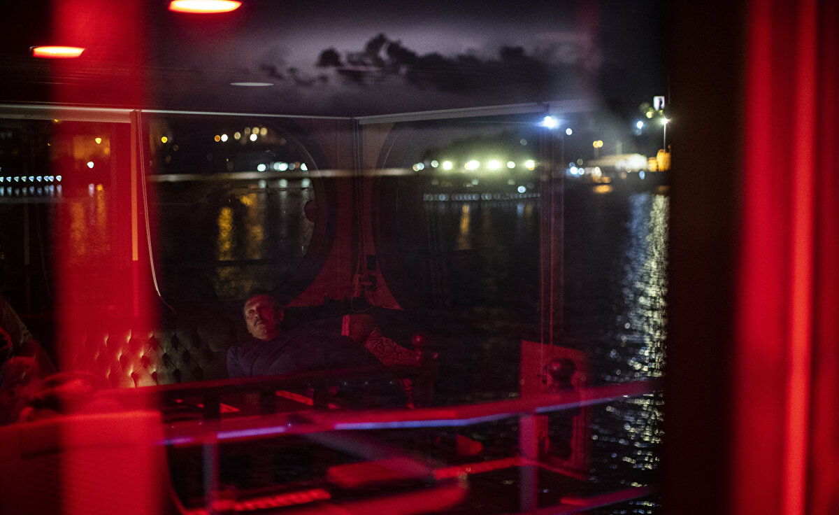 "Deniz Ana", Karadeniz'de bir süre martılar eşliğinde yol aldı. Furkan kaptan ve tayfası hava durumunu kontrol etti. Fırtına ve yağış nedeniyle "Deniz Ana", bir kıyıya yanaştırıldı.
