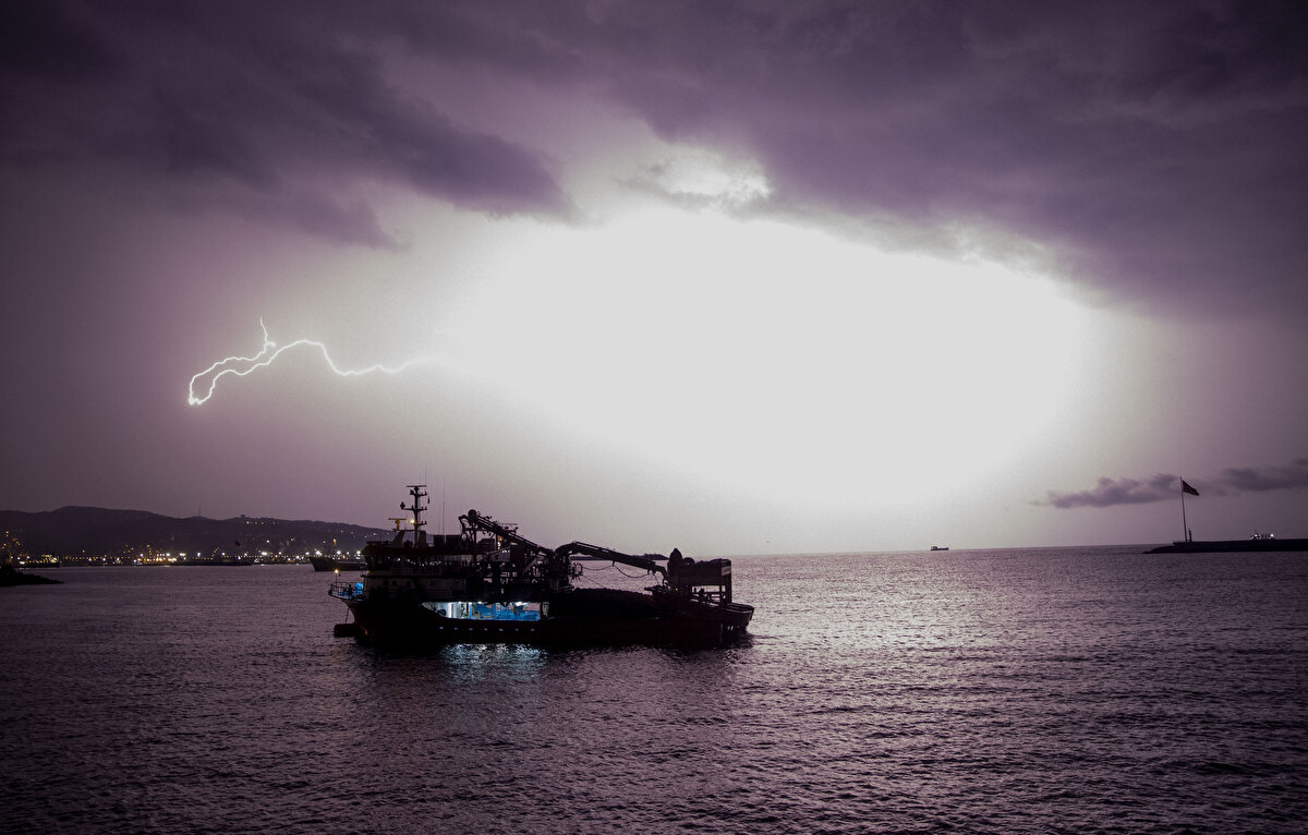 Büyük umutlarla yola çıkan tayfa, kötü hava şartları yüzünden ilk günlerde avlanmakta sıkıntı çekti. Umduğunu bulamayan balıkçılar, avlanamayınca teknede yapılacak işlere yöneldi.
