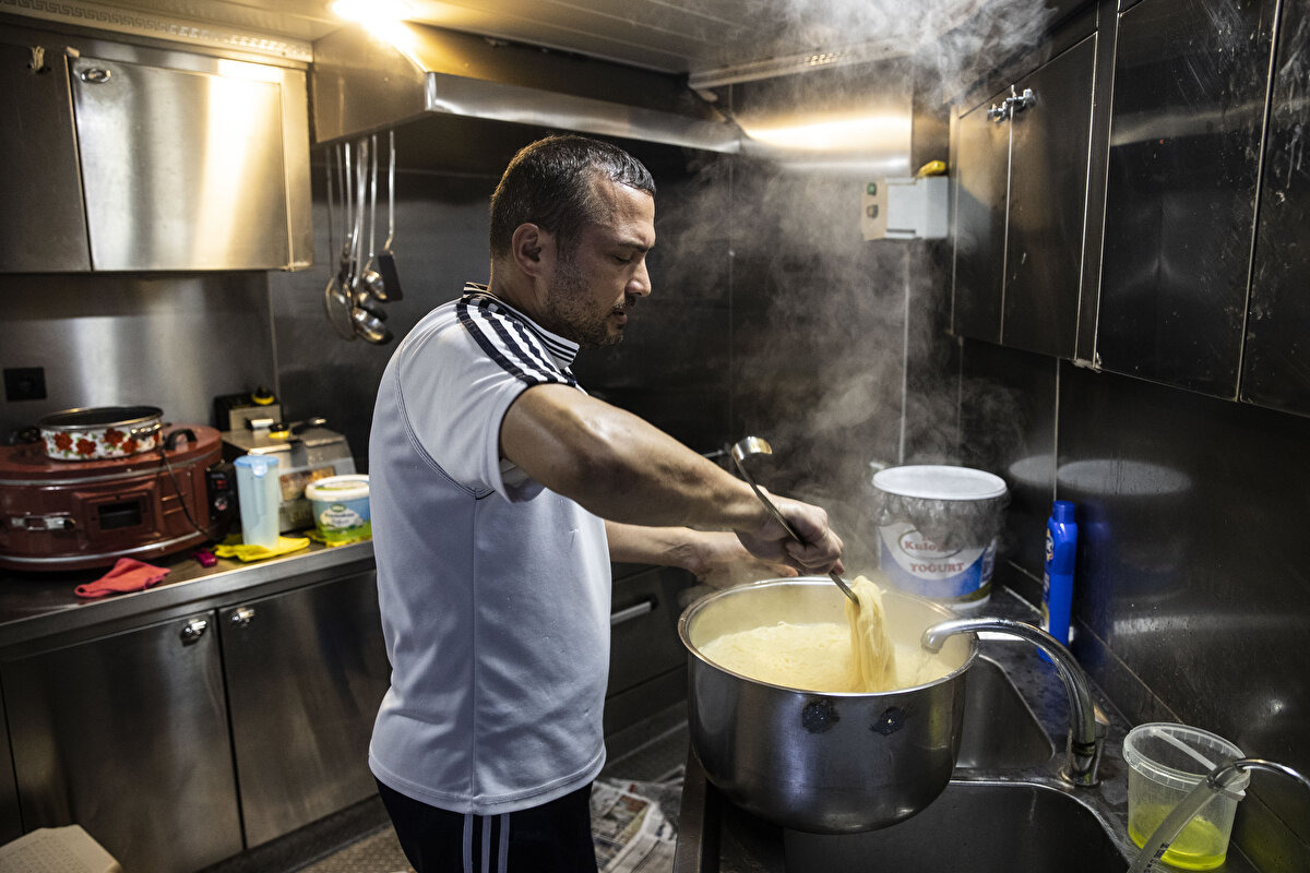 Mesleğin zorluklarından bahseden Altunelli, balıkçıların tuttukları balıkları rahat bir şekilde boşaltabileceği bir liman olmamasından yakınarak, "Balığı boşaltamayınca tuttuğumuz balıktan fayda gelmiyor. Balığı gönderemiyoruz." diye konuştu.
