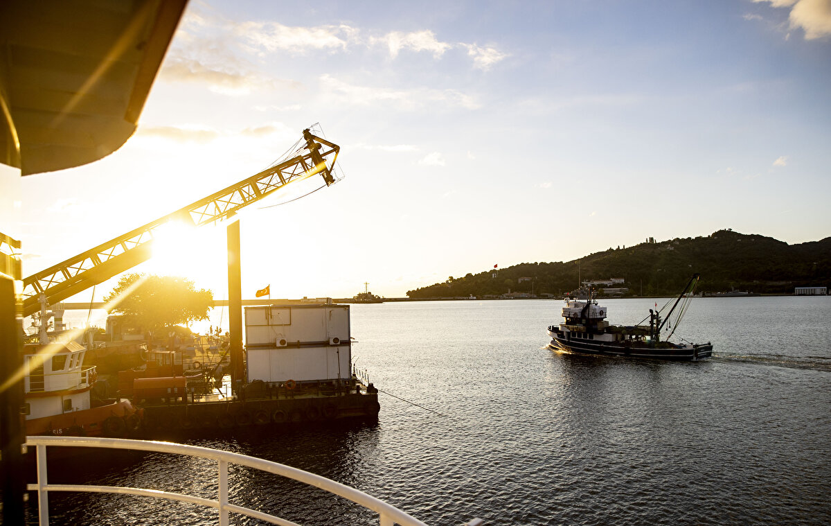 Altunelli şu şekilde devam etti: 

"Açık denizlerin de kirlenmemesi gerekiyor çünkü canlı popülasyonuna karşı dezavantajlı bir durum oluşuyor. Biz elimizden geldiğince kollamaya çalışıyoruz. Kullandığımız paketleri denize atmamaya çalışıyoruz. Tayfamızı bilinçlendiriyoruz. Geleceğimize, torunlarımıza, çocuklarımıza, daha sonraki nesillere bir şey aktarmak için bilinçli olmamız gerekiyor." 