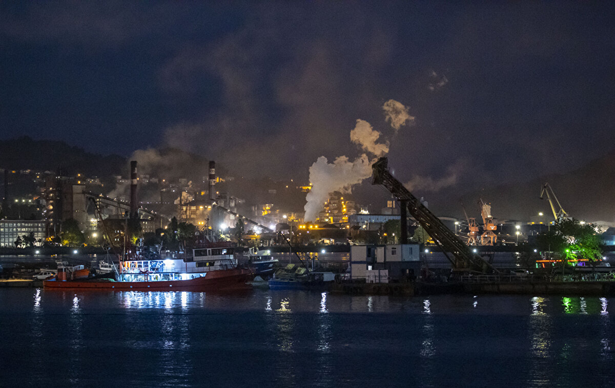 "Deniz Ana" ile Karadeniz'de 5 gün geçiren AA muhabiri, farklı yaş gruplarındaki, kaptanından aşçısına, kamarotundan (gemi ve tekne görevlisi) mantar istifçisine kadar balıkçı tayfasının zor şartlardaki mesaisini görüntüledi.
