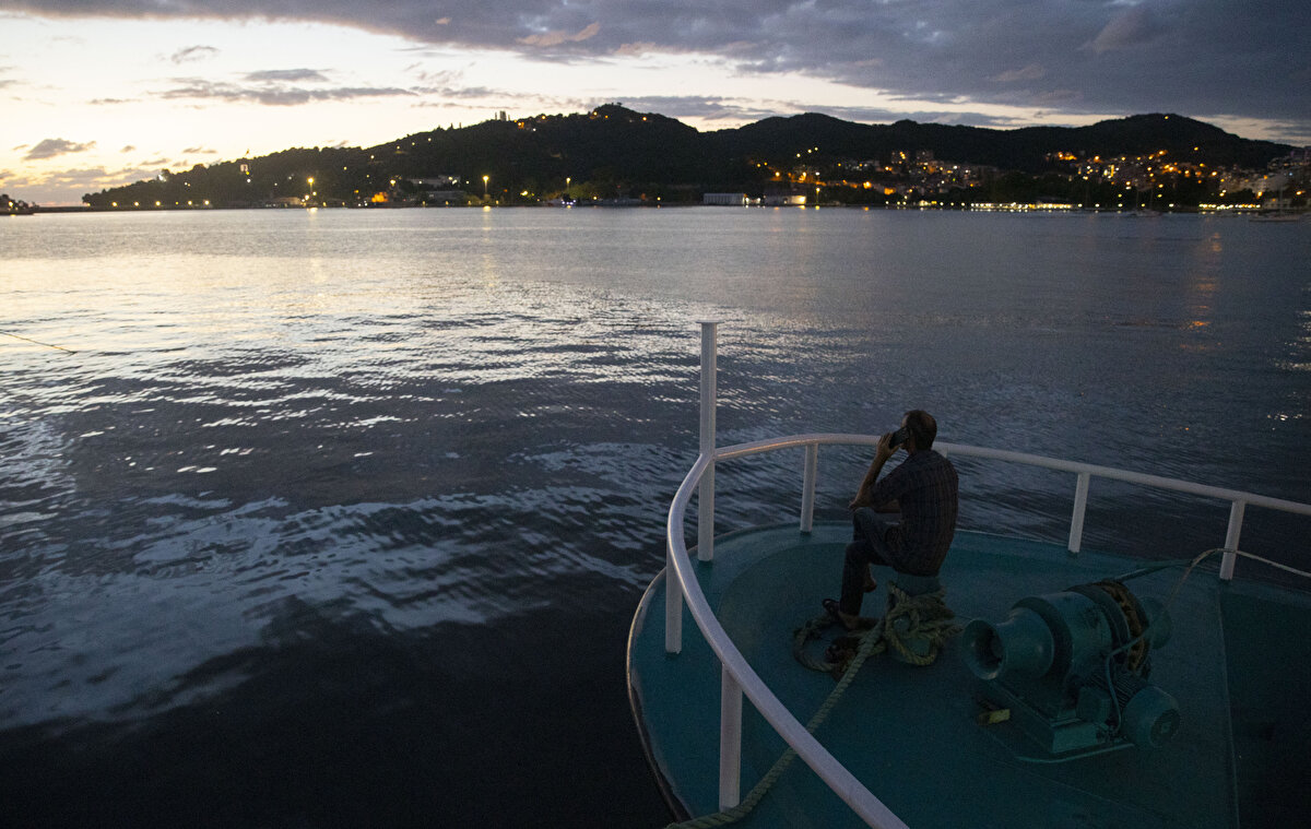 Teknenin aşçısı Hakkı Aydın, tekneyi yüzen bir eve benzettiğini kaydetti.
"Yemek olarak bir standardımız yok. Ne uygun görüyorsak o gün için ona göre yemek hazırlıyoruz. Yeter ki insanlar aç kalmasın." diyen Aydın, teknede aşçılığın hem olumlu hem olumsuz yanları olduğunu anlattı.
