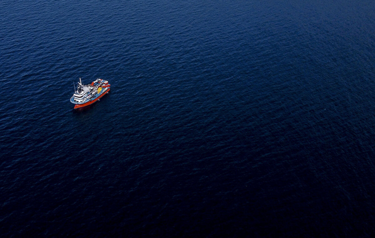 Bu yıl hamsiden umutlu olduklarını belirten Altunelli, şunları söyledi:

"Geçen sene biraz palamut çıkmıştı, hamsi de oldu. Pandemiden dolayı lokantalar kapalıydı. Vatandaş evine hapsolmuştu. İstediğimiz avcılık yapılmadı. Devlet ince hamsinin tutulmasına izin vermedi. Doğru da yaptı. İnce balığı tutmamak gerek, sonuçta o bizim geleceğimiz. Hamsi bizim kıyılarımızda kaldı, karşı kıyılara gitmedi. Geçen sene büyük bir hamsi yoğunluğu oldu. Biz umut ediyoruz ki bu sene güzel hamsi olacak, boyu da büyük olacak."
