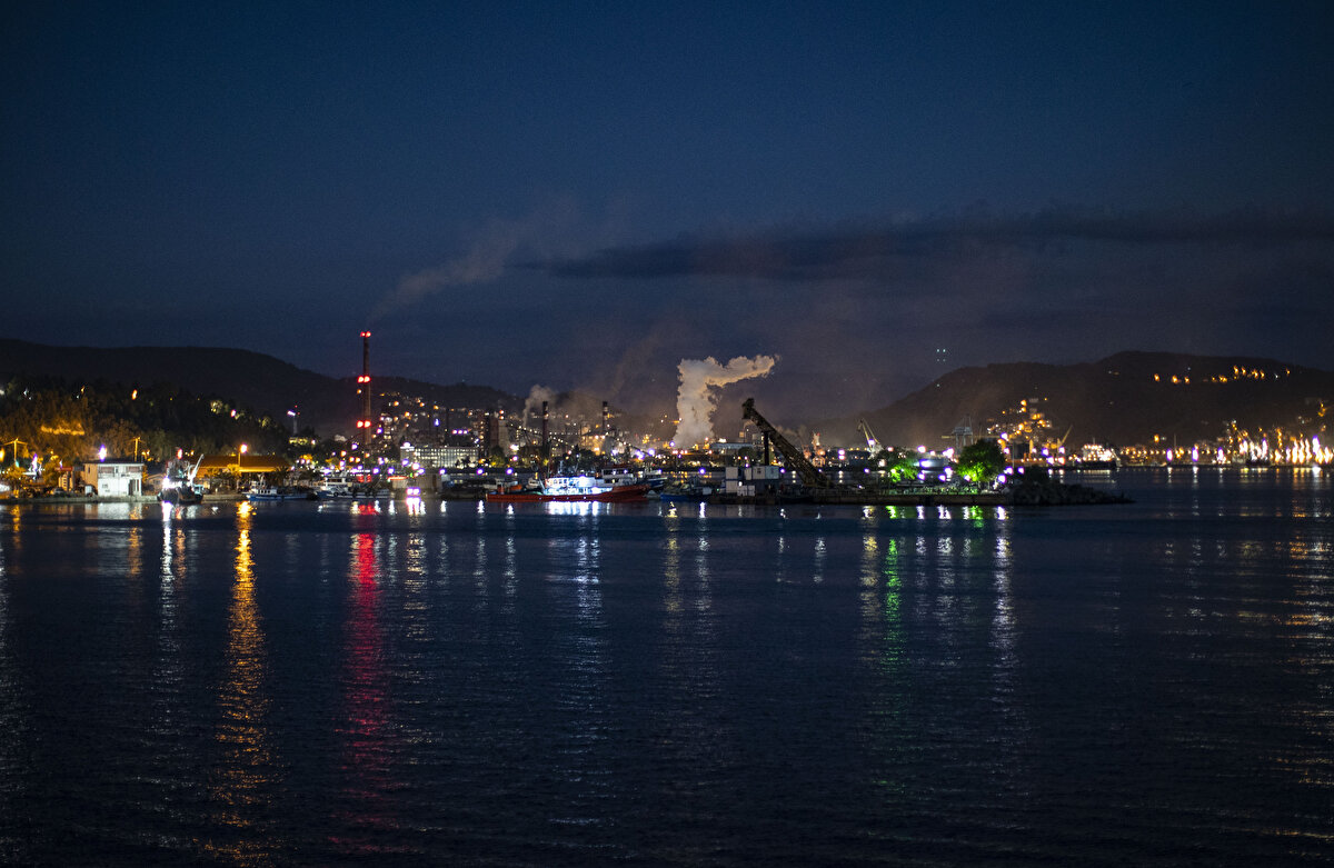 Ağustos ayının sonlarına doğru Karadeniz'in farklı kentlerinden Sinop'a gelen balıkçılar, av sezonunun başladığı 1 Eylül'de "Vira Bismillah" diyerek teknelerle demir aldı. Bu teknelerden biri de 28 tayfası bulunan "Deniz Ana".

