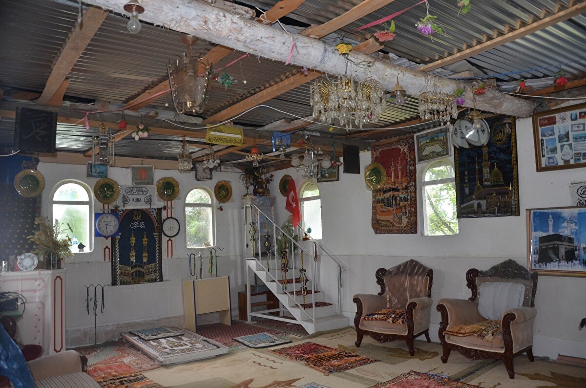 Mescidi ilginç yapan sadece minarelerin çokluğu değil. Nikelaj kaplı minarelerde yeşil renkli şerefeler ve tepesinde de kırmızı renkte hilaller bulunuyor.