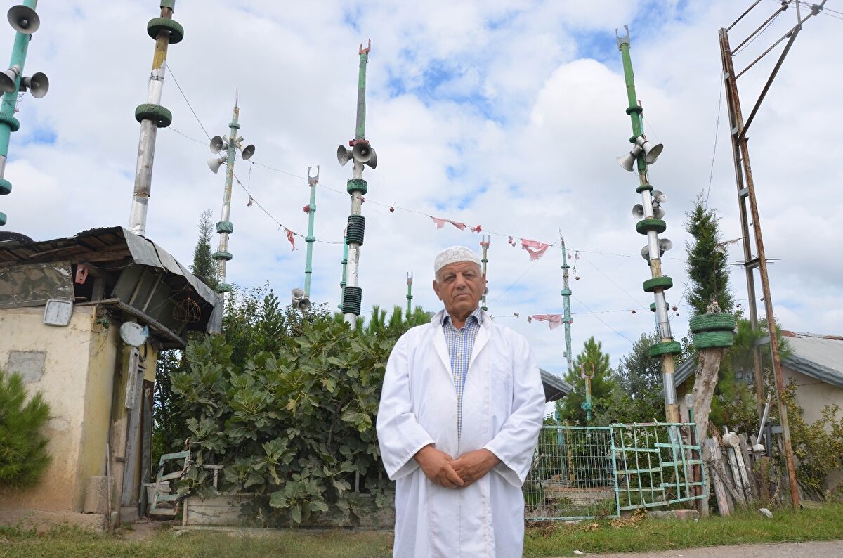 Uzaktan görenlerin ne olduğunu anlamakta zorlandığı, meteoroloji istasyonuna benzettiği tek katlı mescitte 10 adet minare bulunuyor.
