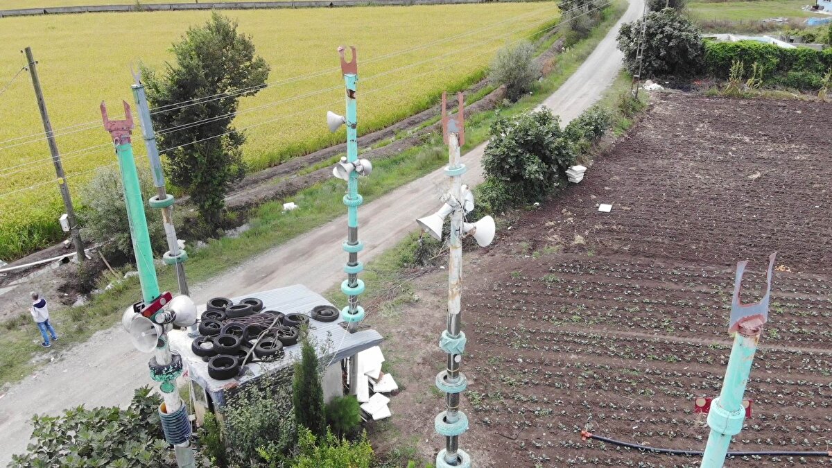 Medine'de bir camide 10 minare saydım. Çok heves ettim. Her bir minare eşkıyalar, inanmayanlar için bir kılıç gibidir. Bafra'ya dönersem gücüm yettiğince 10 minareli bir mescit yapma kararı aldım. 10 direk bulduk. Bir de vinç aldım. Minareler kısa gelince 5 metre de sacdan ekleme yaptım. Bu şekilde 10 minareli bir mescit yapmış oldum. Mescidi tek başıma 2 senede yaptım. 2005 yılından beri de mescidi kullanıyoruz dedi.