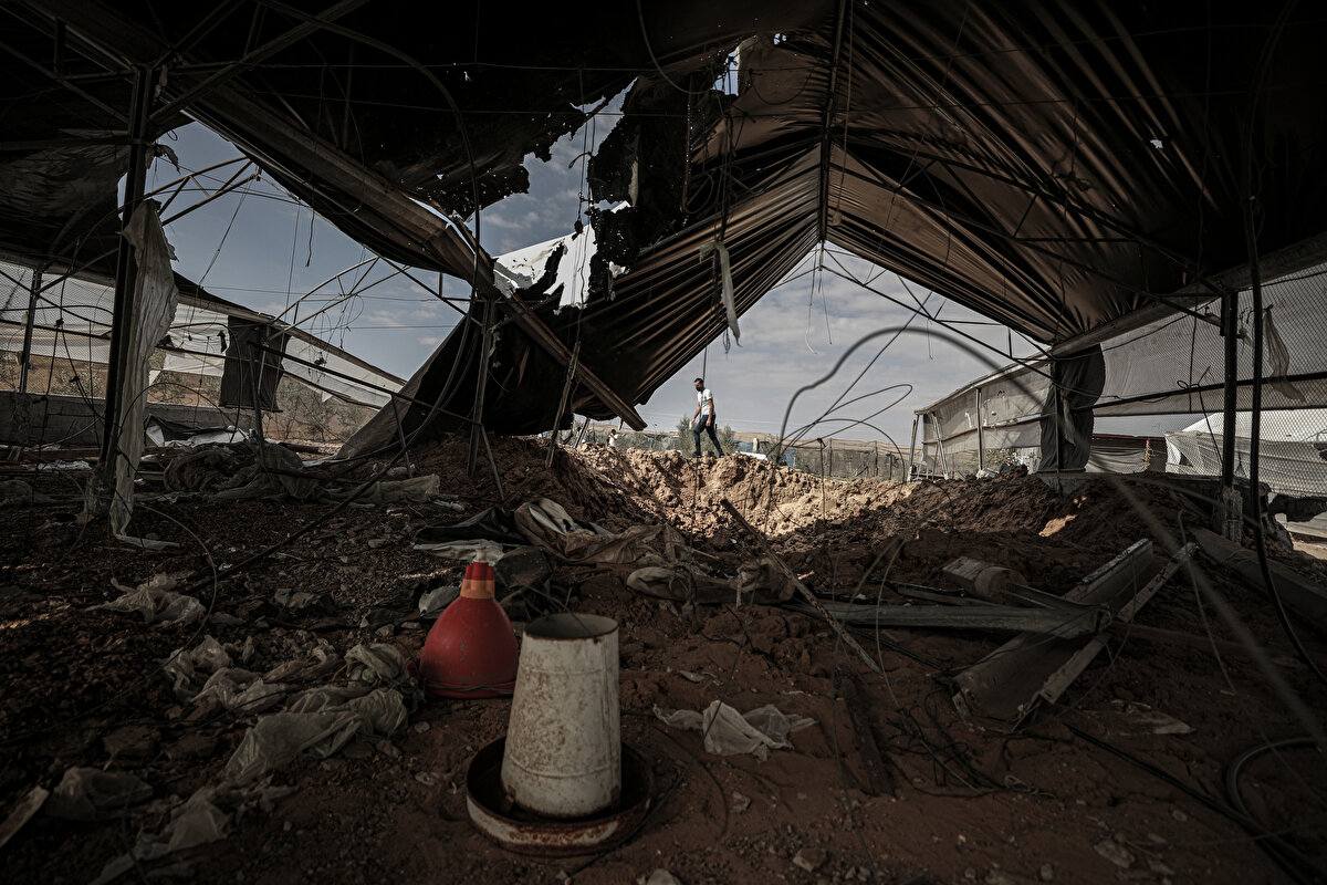 Görgü tanıklarından alınan bilgiye göre, savaş uçaklarının Refah kentinde hedef aldığı üç tavuk çiftliği kullanılamaz hale geldi. 