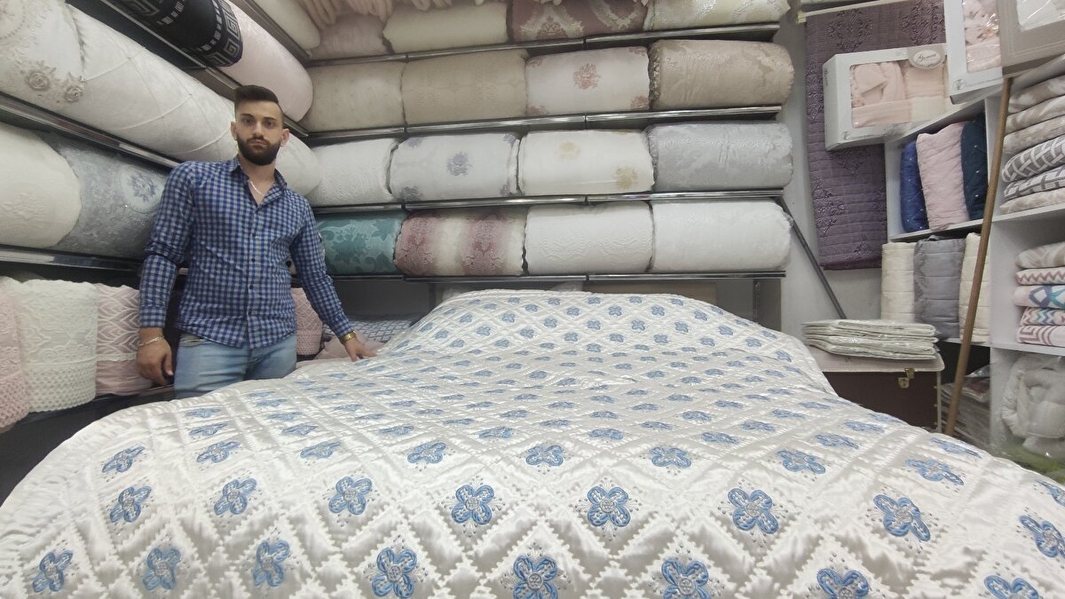 Yorgan işlemesi yapan ustalar tarafından el işçiliğiyle yapılan ipek saten ve kuş tüyü yorganların tanesi bin 500 liradan alıcı buluyor.