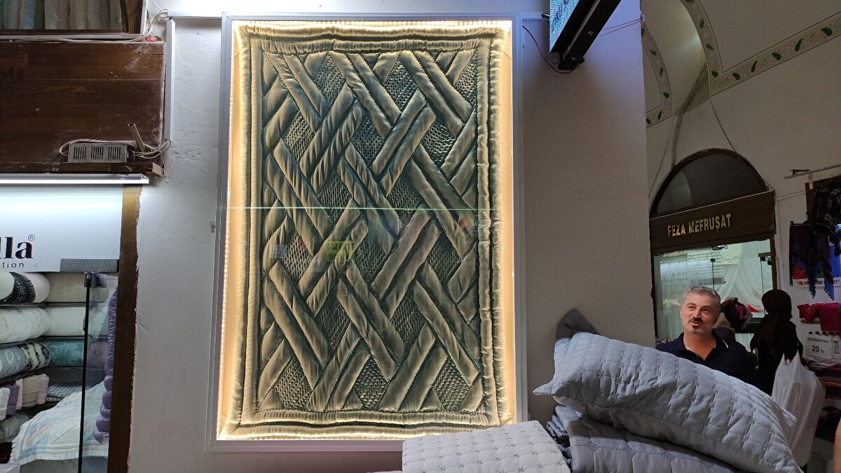 İçleri kuzu yünüyle doldurulan ve ipek saten kumaştan yapılan yorganlar, ustalar tarafından el işçiliğiyle ortaya çıkarılıyor.