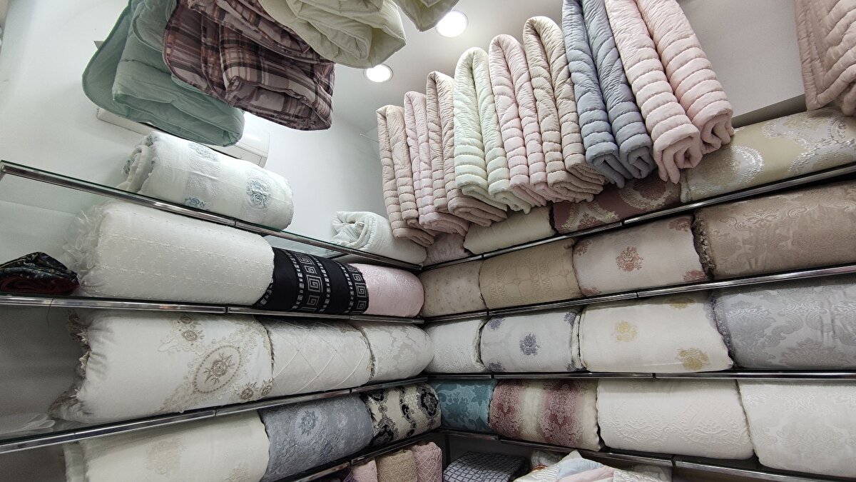 Yorgancılar çarşısında 3 kuşaktır yorgancılık yapan Fikret Aslan, tanesi bin 500 lira olan saten yorganların ipek oldukları için değerinin arttığını aktardı.