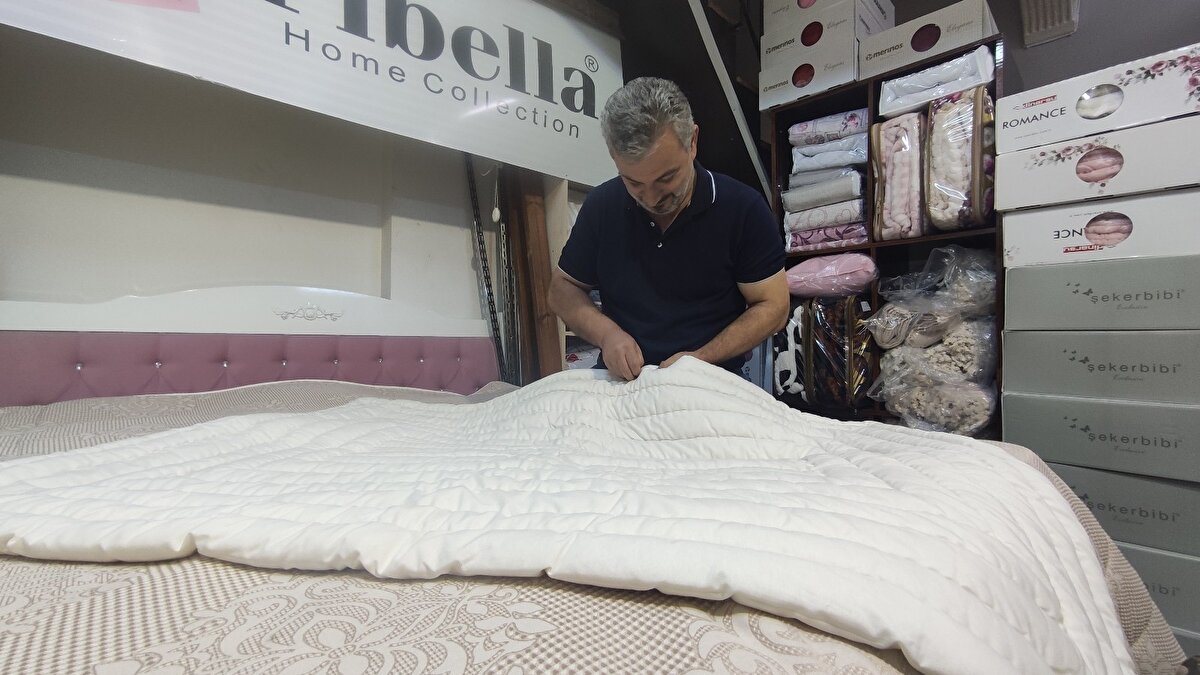 Bursa'daki tarihî yorgancılar çarşısı, havaların soğumaya başlamasıyla birlikte hareketlenmeye başladı.