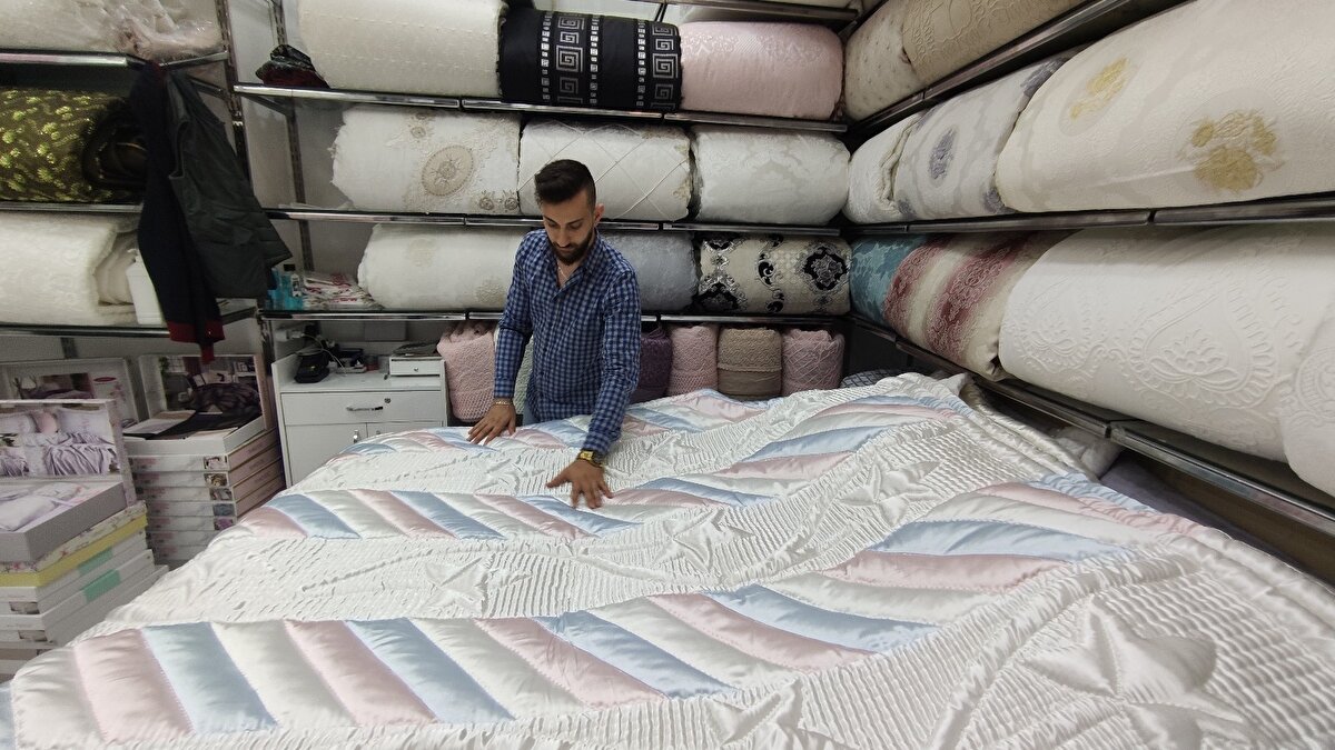 Bir usta günde ancak bir yorgan yapabiliyor. Bu özel yorganlar yurt dışında büyük rağbet görüyor.