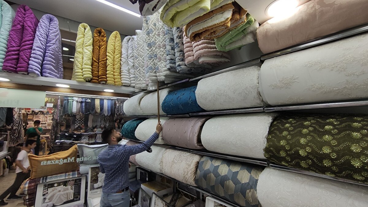 El işi yorgan ustasının günde ancak bir tane yorgan dikebildiğini söyleyen Aslan, ''Ürettiğimiz yorganları dünyanın birçok ülkesine ihraç ediyoruz" diye konuştu.