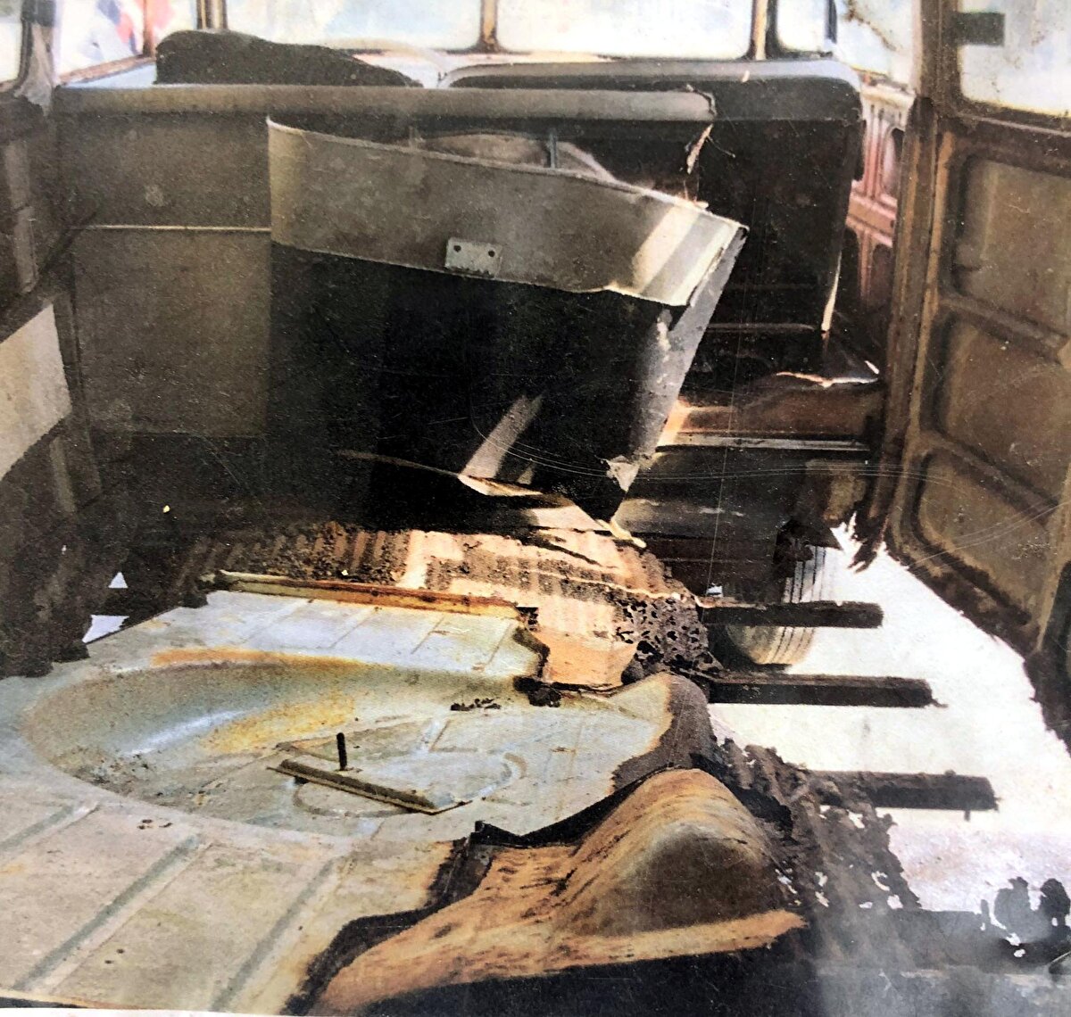 Tamamlanan minibüs, Almanya'ya gönderilmek üzere çekiciyle İstanbul'a götürüldü.

