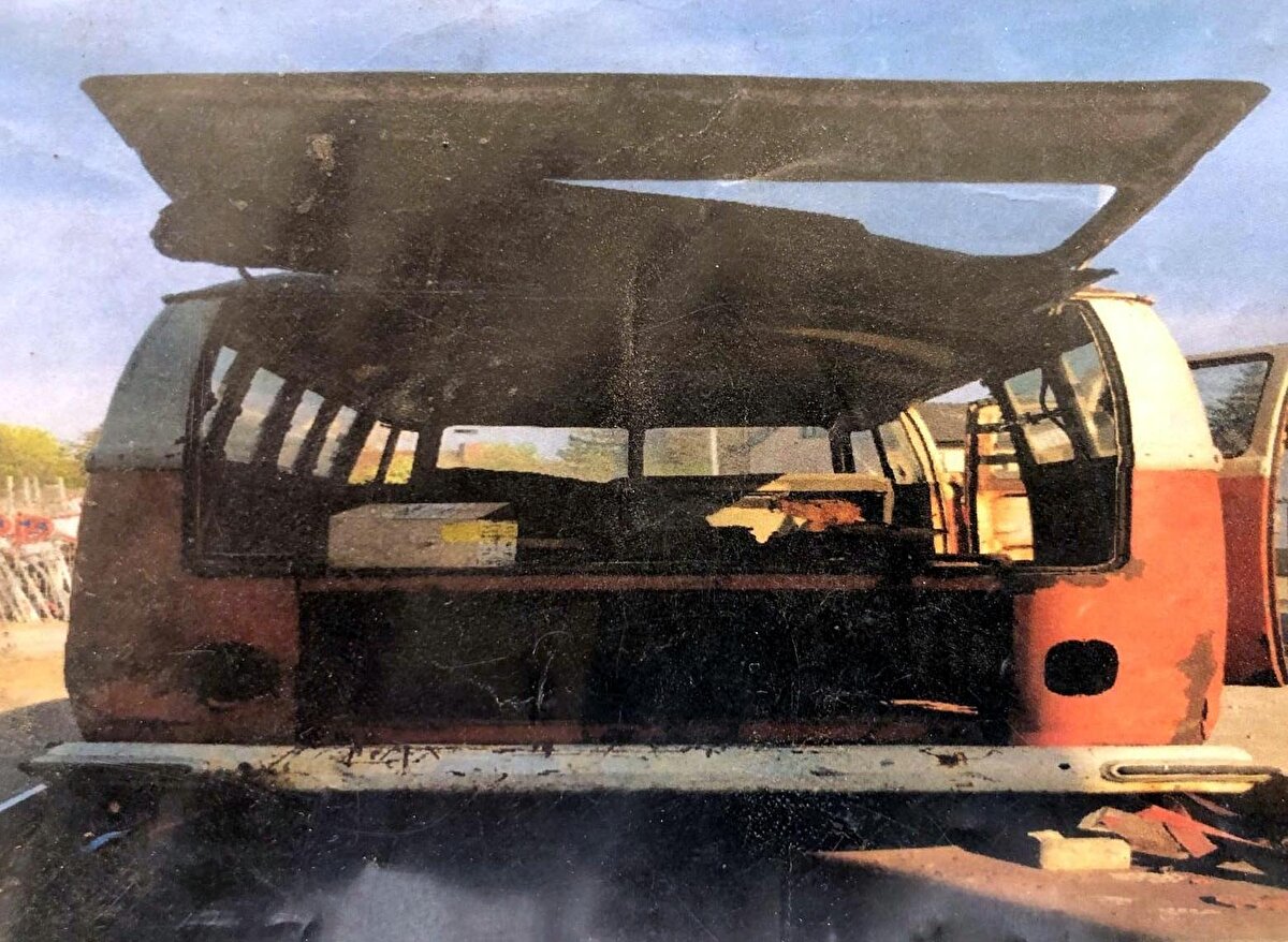 Hurda halinde TIR ile Zonguldak'a getirilen minibüsün ilk günkü haline dönüştürülmesi için çalışma başlatıldı.

