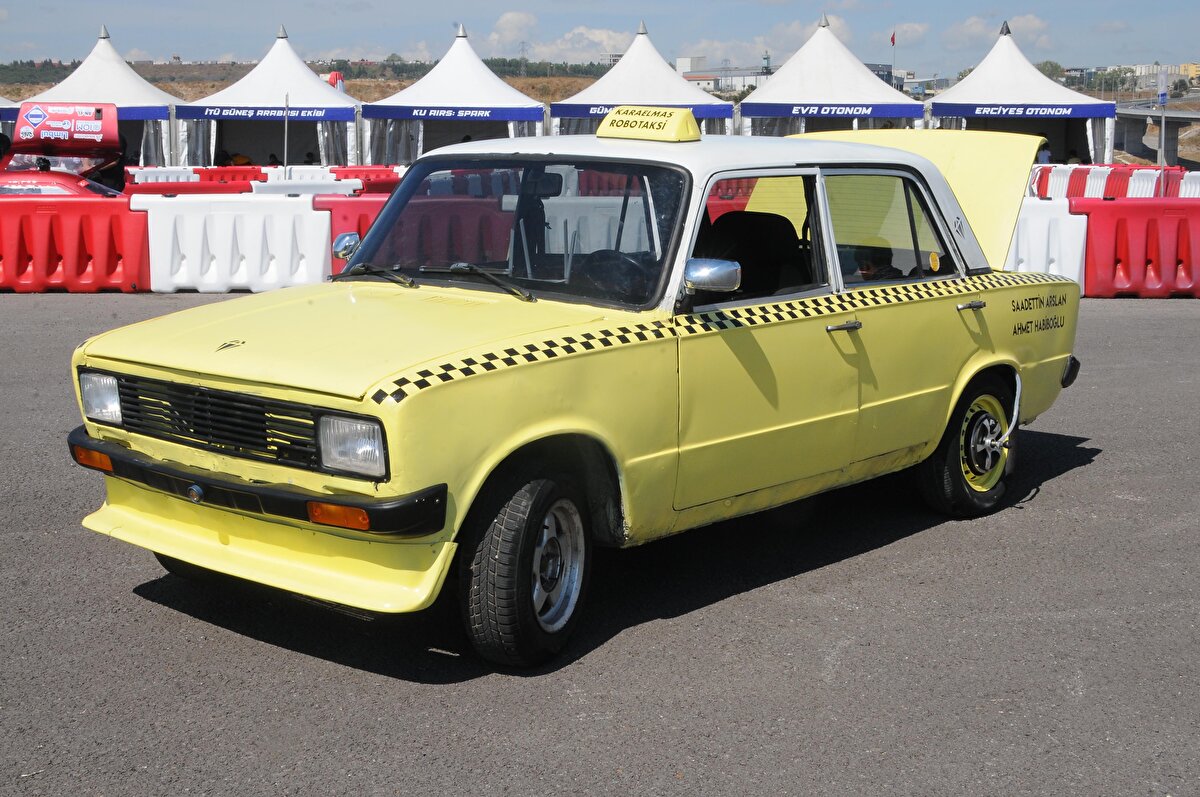 Dünyanın en büyük havacılık, uzay ve teknoloji festivali TEKNOFEST kapsamında düzenlenen Robotaksi-Binek Otonom Araç Yarışması, Bilişim Vadisi'nde bugün başladı.  Yarışmaya Bülent Ecevit Üniversitesi’nden katılan Karaelmas takımı, araçlarının tamamını kendileri ürettikleri malzemelerden yapan diğer takımlardan farklı olarak, hurdalıktan aldıkları 1989 yılına ait Serçe model otomobili otonom araca dönüştürdü.