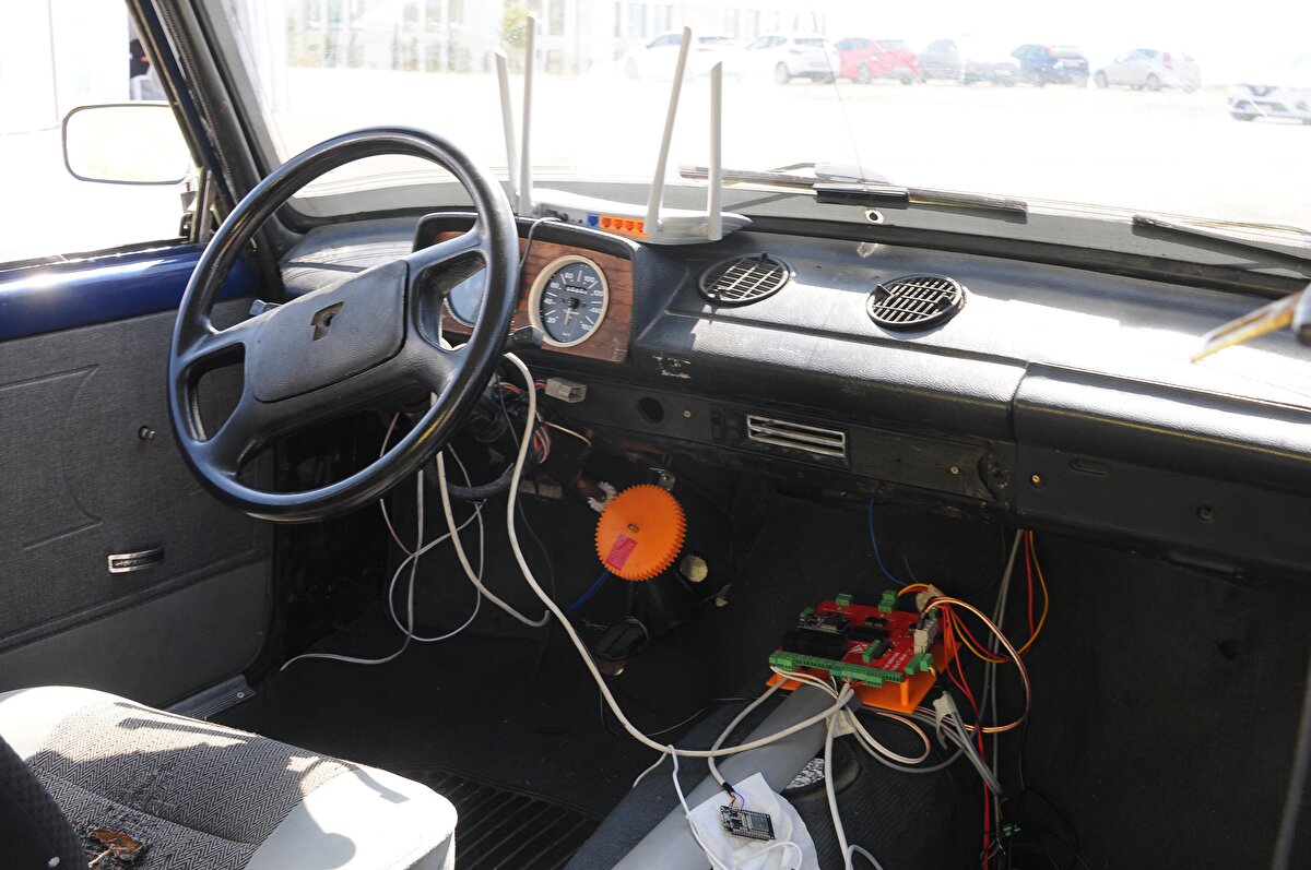 Aracı hurdadan aldıktan sonra ilk olarak üzerindeki içten yanmalı motoru söktüklerini anlatan Cansız, şöyle konuştu:  Aracın hurdadan alınması haricinde üzerinde yapılan bütün modifikasyonlar bizim özgün çalışmamız oldu. Aracı yarışma konseptine uydurabilmek için sanayide aylarımızı harcadık. Aracın ilk olarak direksiyonunu ayırdık. Daha sonra araçtaki motor ve şanzımanı söktük. Çünkü elektrikli bir proje olacaktı. Aracın üzerindeki içten yanmalı motoru kullanmayacağımız için ağırlık yapmasını istemedik. Bütün sistemleri komple söktük.