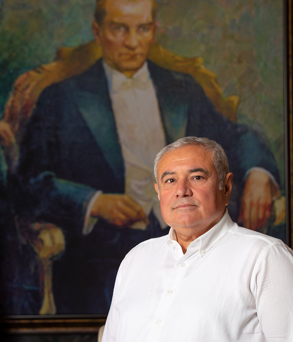 Şu anda işletmelerdeki en büyük sıkıntının A grubu ehliyetli personel olduğuna işaret eden Çetin, şunları söyledi:
“Yani motosiklet kullanacak, kurye olacak. Hem restoran, kafeler, hem de kırtasiyesinden marketine kadar artık herkes eve servise başladı. Çünkü çok büyük global şirketler geldi ve sektörleri tehdit etmeye başladı. Biz üç harfli zincir marketlerden şikayet ederken, onlar da bunlardan şikayet etmeye başladı ve motokurye işine girdi. Ticaret o kadar hızlı değişiyor ki yetişmemiz lazım. Bizim derdimiz de Antalya'daki üyelerimizi buna hazırlamak. Başlı başına bir problem, bahşişi var bir de. 5-6 bin lira maaşla işletmelerimiz motokurye bulamıyor."Şu an bu sektörde sadece Antalya merkezde 5 binden fazla kişinin istihdam edildiğini dile getiren Çetin, “Pandemi öncesine göre en az 4'e katladı. Kargo tarafında da çok ciddi gelişme var. Örneğin önceden bir apartmana 10 tane kargo geliyorsa şu anda 30 tane geliyor. Ayrıca paket başına anlaşanlar da var. 4 lira paket başı, 100 paket dağıtıyor 400 lira. Motor veya araba neyle dağıtıyorsan. Bir tarafta 3-4 bin liraya iş arayan mühendis ve yüksek okul mezunları var, bir tarafta da 5-6 bin lira vereceksin A grubu ehliyetli kurye bulamıyorsunuz. Bu konuda bir tezat var" ifadelerini kullandı.