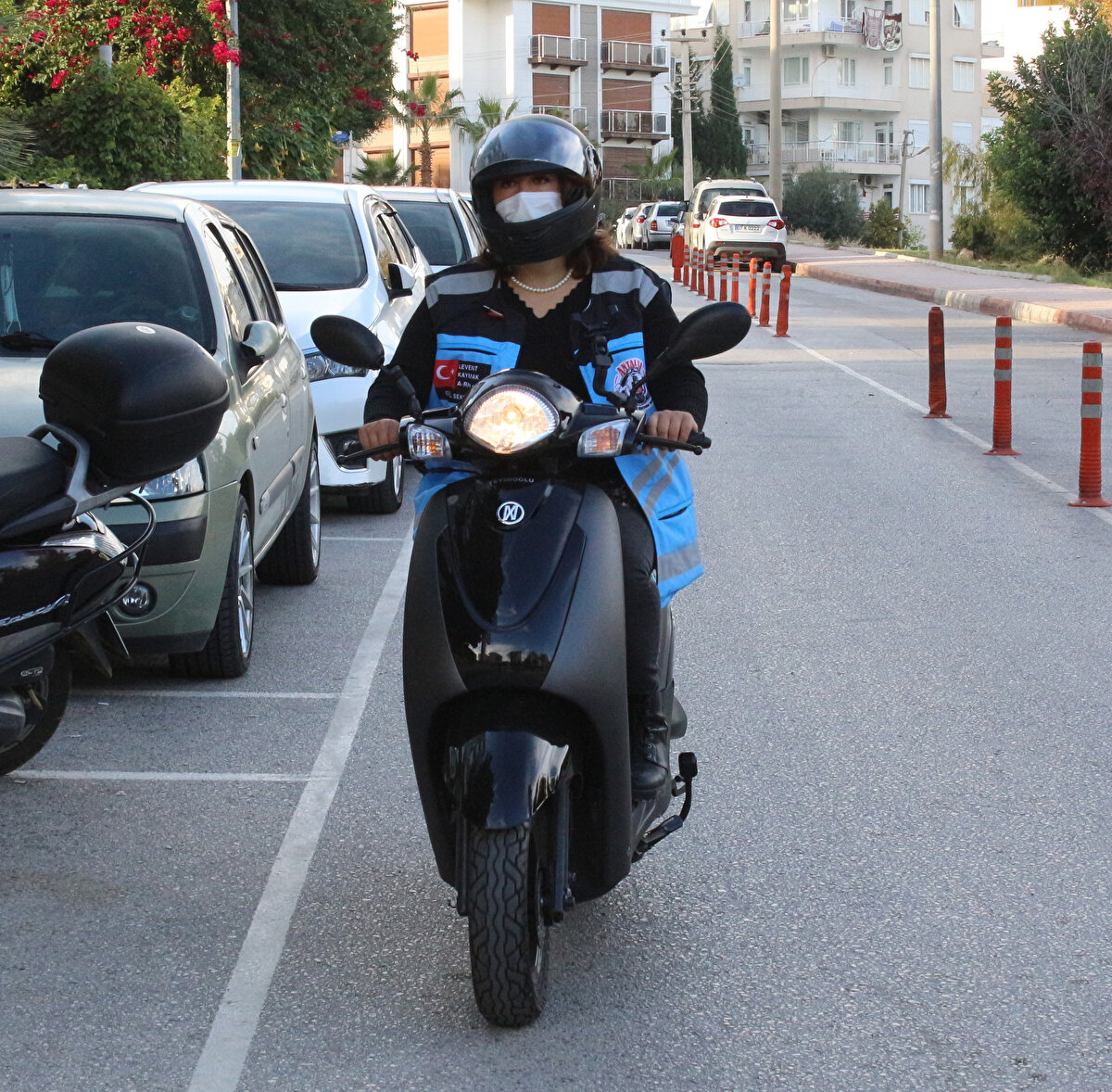 ATSO Başkanı Davut Çetin, oda olarak üyelerinin bilinçlendirilmesi adına e-ticareti 6-7 yıldır konuşup gündemde tutmaya çalıştıklarını belirterek, son dönemde restoran ve kafelerden ciddi ölçüde motokurye talebi geldiğini açıkladı. Global şirketlerin de değişik isimlerde piyasaya girdiğini belirten Çetin, “Evlere teslim eden firmalar var ve ciddi sayıda motokurye kullanıyorlar. Bunların motokurye kullanmasıyla ücretler de çok yükseldi. Bizim restoran ve kafe sektörüyle, paket servis yapan diğer sektörlerimizde motokurye sıkıntısı başladı. Çünkü ücretler de çok fazla, 4-6 bin TL arasında maaş alan motokuryeler var" dedi.