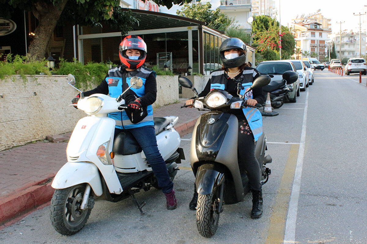 Endüstri meslek lisesi elektrik bölümünden mezun birinin, elektrik sektöründe iş bulduğunda bütün iş yerlerinin asgari ücretin yüzde 20 fazlasını vermeye hazır olduğu örneğini veren Çetin, “Bu öğrencileri sektöre dönük iyi eğitebilirsek çok büyük talep var şu anda. Asgari ücret 3 bin TL ise herkes 3 bin 600 TL vermeye hazır. Biz vasıfsız işçiyi bile bulamıyoruz. Birçok üniversite mezunu yarattık şu anda, onlar da 3-4 bin TL'ye iş arıyor, diğer tarafta 3-4 bin liraya çalışacak, makine başında bekleyecek, taşıma, paketleme yapacak insan bulamıyoruz. Şoförlük yapacak insan bile bulmakta zorlanıyoruz. Artık eğitim modelimizi değiştirip bu sektörlere yönelik insan yetiştirmemiz gerekiyor" diye konuştu.Motokurye işinde artık şahıs şirketleri bile kurulmaya başladığını açıklayan Çetin, “Esnaf odalarına kayıt olarak götürü usulü deftere tabi oluyor, gidiyor paket basına 3-4 liraya anlaşıyor. Günde 100-150 paket dağıtıyor ve ücretini alıp faturasını keserek firmaya veriyor. Ticaret çok şekil değiştirdi, bundan sonra da değişik fırsatlar doğacak ve bunlara dikkat etmek lazım. Motokurye işi yapmaya başlayanlar hem bize hem esnaf odasına 'motokurye işi yapıyorum' diyerek kayıt yaptırabiliyor, ancak bizdekiler götürü usulü defter olamaz" dedi.