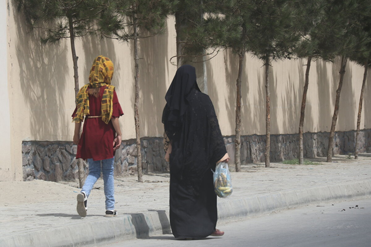 Özellikle Taliban sonrası dönemde Afgan kadınlara burka zorunluluğu getirilip getirilmeyeceği tartışma konusuyken, burkalı ve burkasız kadınların sokaklarda tek başlarına yürüyebildiği görülüyor. 