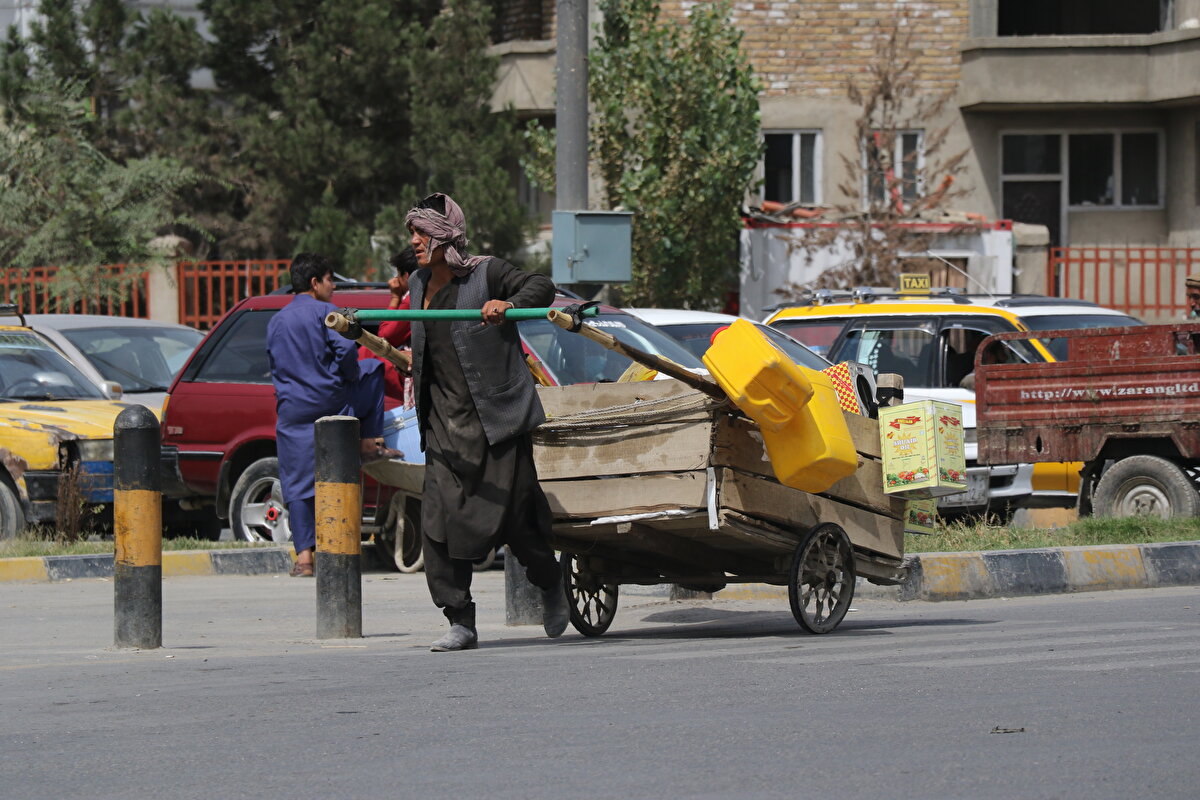 Kabil sokaklarında seyyar satıcıların, araba ve yaya trafiğinin yanı sıra; plastik ve teneke toplayıcılarıyla birlikte caddelerdeki dükkanların önünde bekleyen dilencilerin de önemli bir yoğunluk oluşturduğu belirtiliyor. 