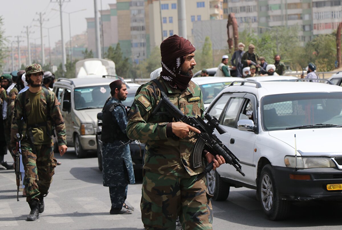 Sokaklarda Taliban askerlerinin nöbet tuttuğu ve yer yer kimlik kontrolü yaptığı kentte büyük oranda asayiş sağlanmış durumda. 