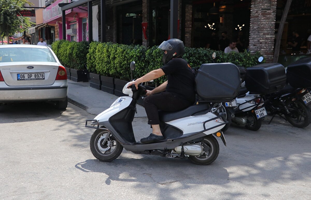 Geçtiğimiz günlerde de İstanbul'da bulunan Dürümcü Emmi adındaki işletme işsizlik oranlarının tartışmalara konu olduğu bu dönemde 8 bin 400 liraya yaklaşan maaş tutarıyla, uzun zamandır garson bulamadığını iddia etmişti.

