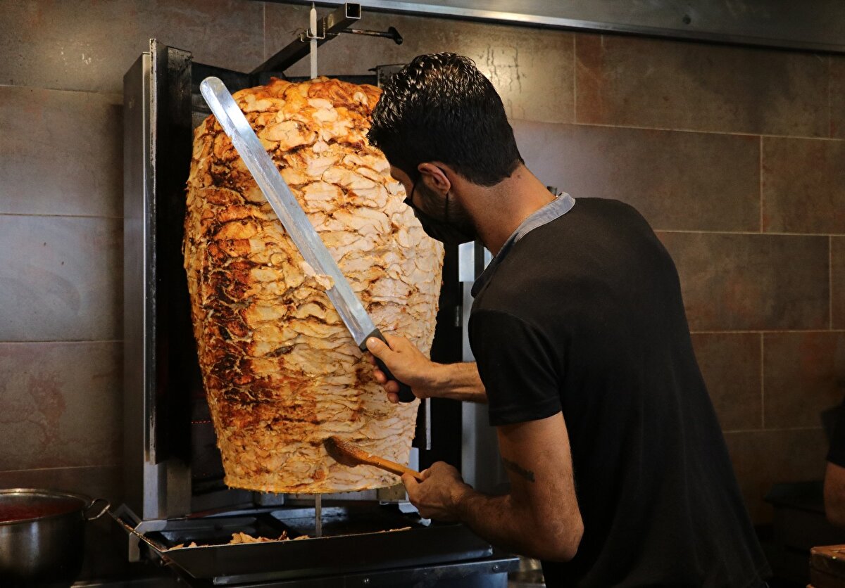 Tavuk dönerci Mehmet İkram Taş ise dolgun maaşa rağmen kimsenin henüz başvuru yapmadıklarını belirterek, “Gerçekten eleman bulmada sıkıntı yaşıyoruz. Eskiden eleman bolluğu vardı son zamanlarda yemek sektöründe eleman bulamıyoruz. Çalışan arkadaşlarımıza 150-200 lira arasında yevmiye veriyoruz. Sigortasını yapıyoruz ve yeme-içme de bize ait olmasına rağmen personel bulamıyoruz. ‘Türkiye’de iş yok’ deniyor ama biz işçi bulamıyoruz. İnsanlar ‘İş yok, iş yok’ diyor ama yemek sektöründe herkes personel arıyor. Bunun içerisinde garson, komi, bulaşıkçı, usta ve kurye arıyoruz. Ciddi paralar vermemize rağmen işçi bulamıyoruz” ifadelerini kullandı.