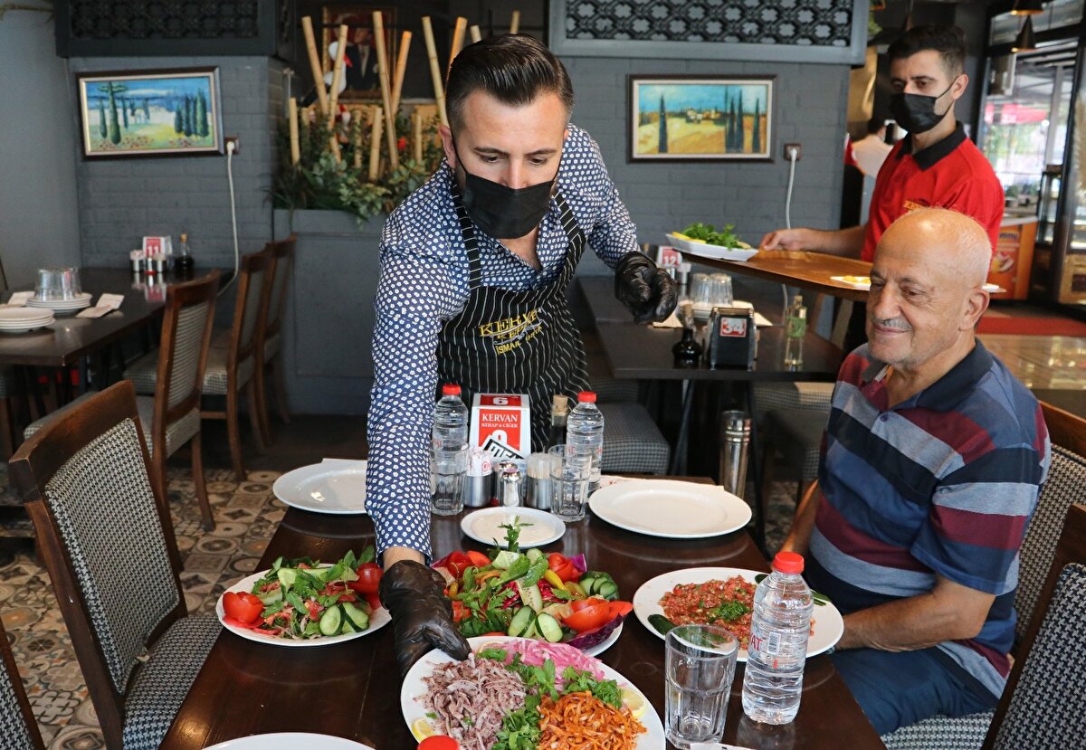 Adana'da kebap ve dönerciler günlük 150-200 lira yevmiye verip sigortasını da yaparak çalıştıracak eleman bulamadıklarını öne sürdü. Geçen hafta, İstanbul'da bir kebapçı da 8 bin 400 liraya eleman bulamadığını iddia etmişti.
