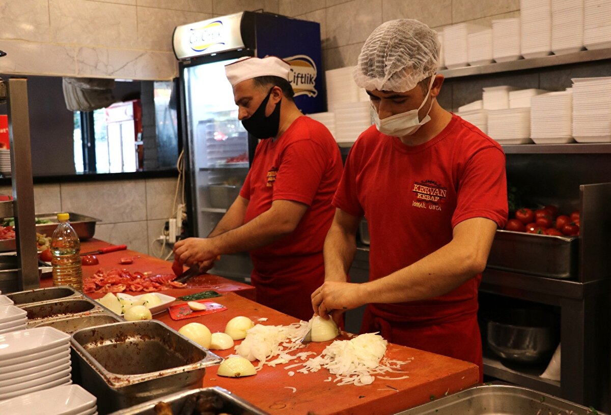 Tüm Restoranlar ve Turizmciler Derneği (TÜRES) Adana Şube Başkanı Biral Serttaş, pandemi döneminde elemanların sektör değiştiğini söyleyerek, “Pandeminin ilk döneminden bu yana yiyecek-içecek sektöründe yüzde 70’lik iş gücü kaybı yaşandı. Bu iş gücü kaybının ciroya ve personele etkisi oldu. Örneğin 5 kişi çalışan tezgah 2 usta çalışmaya devam etti. 3 usta ise ya sektör değişti ya da ücretsiz izinle tolere edildi. Ustalarımız artık sektör değiştirmeye başladı. Kimisi telefoncu, kimisi de Rent A Car işletmeye başladı. Bu da ustalarımızın iş hayatından kopmasına neden oldu” diye konuştu.