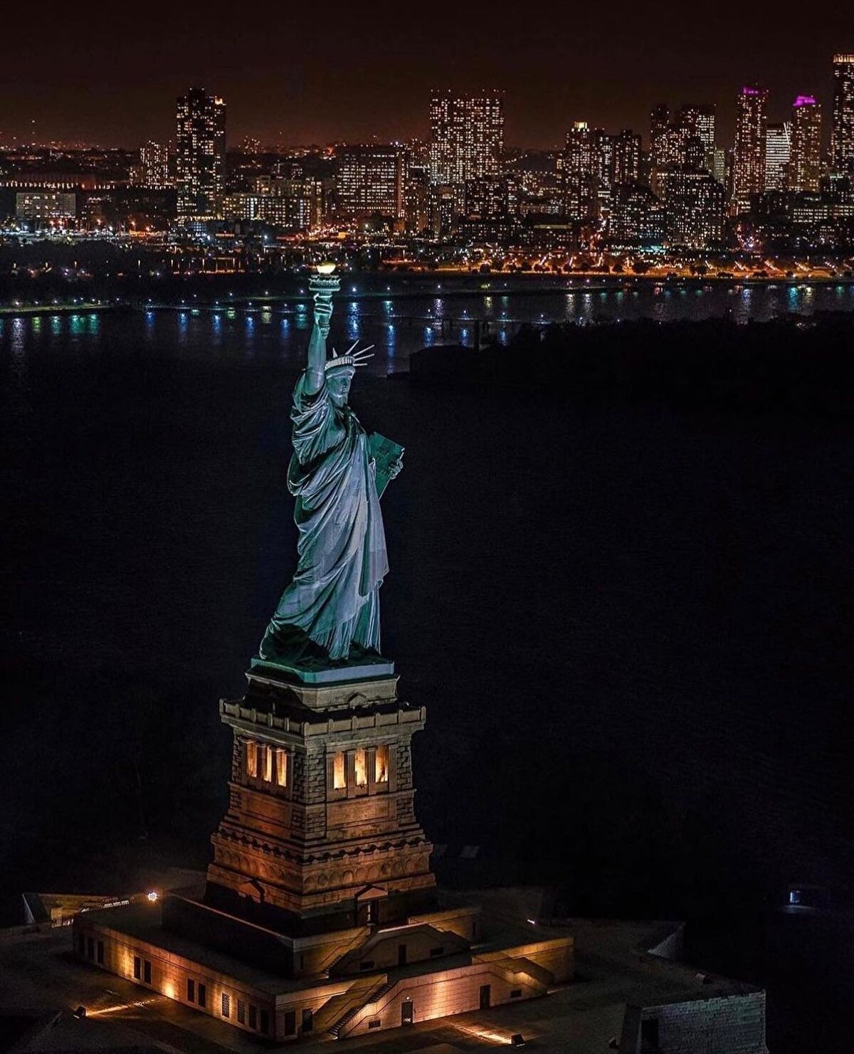⠀ 📍 Özgürlük Heykeli⠀ 1876’da Fransızlar tarafından ABD’ye 100. kuruluşu yıldönümü nedeniyle hediye edilen bu devasa anıt, bugün özgürlüğün en büyük simgesi olarak görülüyor. Liberty adası üzerine inşa edilen Özgürlük heykelini Manhattan’dan kalkan feribotlarla ziyaret edebilirsiniz. Feribot ile özgürlük heykeli etrafında yapılan turun ardından anıta ulaşıyorsunuz. Anıtın yüksekliği 93 metre. Anıtın bir elinde özgürlük meşalesi, diğer elinde ise Amerikan anayasası bulunuyor.