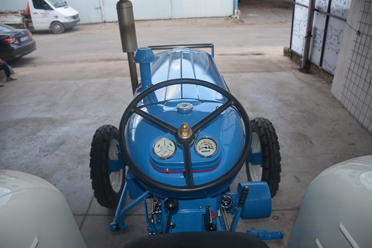 Aradan geçen zamanda ambalaj sanayi ve makine üretimi konusunda işletme sahibi olan evli, 2 çocuk sahibi Arif Akbaş, satıldığında 60 AL 051 olan traktörü plakasından araştırdı. Araştırmada 5 kez plakasının değiştirildiği belirlenen traktörün en son Samsun'da Mehmet Evren'de olduğunu öğrendi.