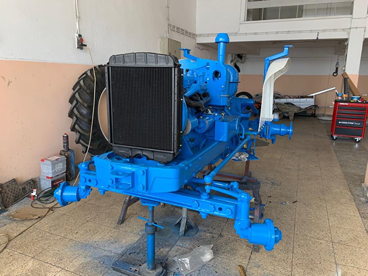 Plakadan izini sürerek uzun süreçler sonunda Samsun'da bulduk. Sahibi ile 12 bin liraya anlaşarak yeniden ailemize kazandırdık. Parçalarını yurt dışından getirttik. 8 ay uğraşarak ve 120 bin lira harcayarak iç aksamları dahil traktörü komple sıfırlamış olduk. Tabi bundan babamın haberi yoktu. Babama büyük bir sürpriz oldu. Görünce çok sevindi, mutlu oldu" dedi.