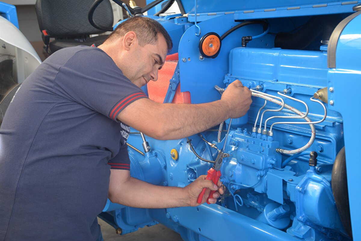 Akbaş, Evren ile temasa geçerek bir yıl önce, baba yadigarı traktörü 12 bin liraya satın aldı. Hurda haldeki traktörü, yurt dışından 120 bin lira harcayarak getirttiği yedek parçalarla tamir ettirip eski haline döndürdü.