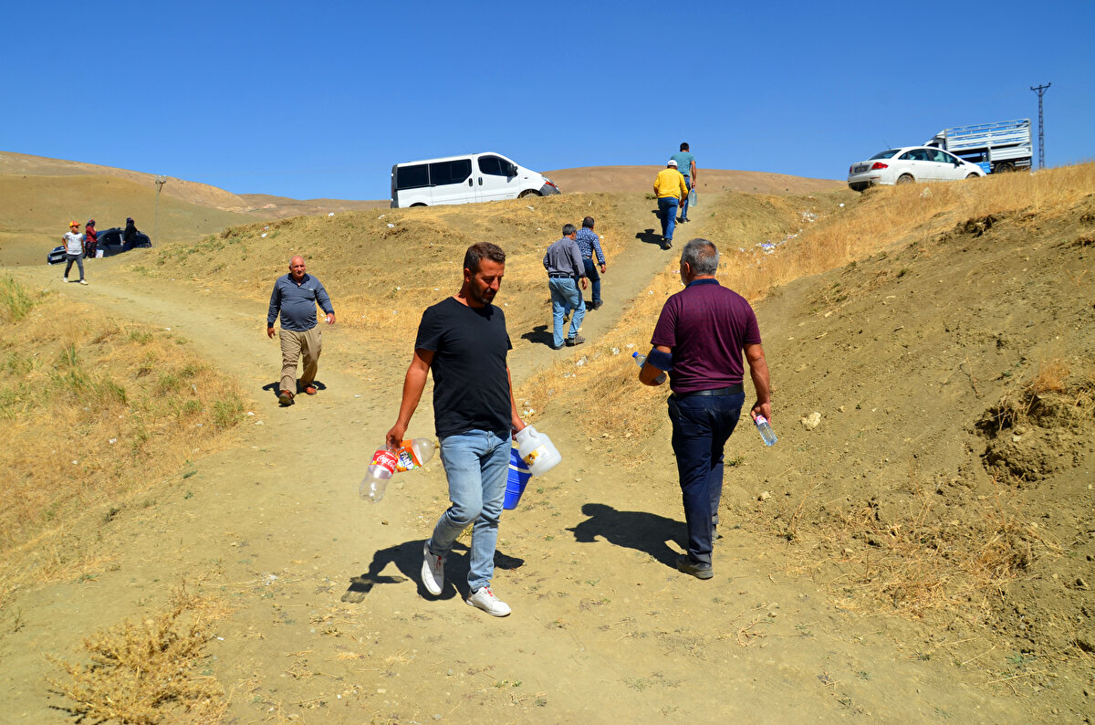 Muş'a 40 kilometre uzaklıktaki Gümüşali köyü kırsalında çıkan ve böbrek taşını erittiği iddia edilen su ile ilgili geçen yıl analizler yapıldı. Sağlık Müdürlüğü'nce yapılan analizde suyun mikrop saçtığı tespit edildi. Uzmanların uyarılarına rağmen Türkiye'nin dört bir yanından Gümüşali köyüne gelenler, sudan içmeye ve bidonlarla evlerine taşımayı sürdürüyor.
