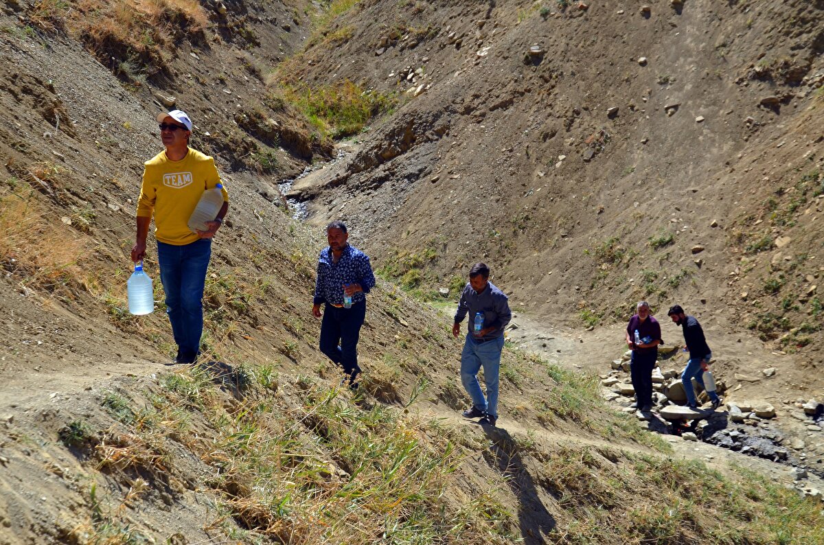 Böbrek taşını erittiği iddia edilen suyun mikrop saçtığını belirterek uyaran Muş Devlet Hastanesi Enfeksiyon Hastalıkları ve Klinik Mikrobiyoloji Uzmanı Dr. Rıfat Somay, şunları söyledi: