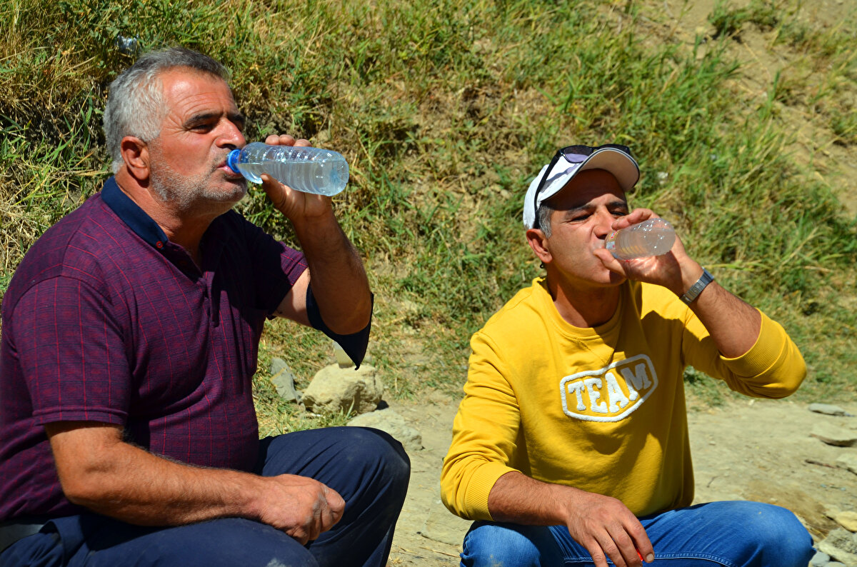 "Muş'ta böbrek taşını erittiği iddia edilen ve halk arasında şifalı olarak bilinen suyun, aslında mikrop ürettiği yapılan analizlerde saptanmıştır. İl Sağlık Müdürlüğümüzün tekrarlayan analizleriyle geçen sene de yapıldığı şekilde, bu suların birçok bakteri ve parazit barındırdığı saptanmıştır. Halkımızın bu suları, böbrek taşına iyi geldiğini düşünürken aslında kendilerini zehirlememesi ve bu suları tüketmemesini öneriyoruz. İnsanlar üzerinde sular tüketildikten sonra özellikle ishal, kusma gibi belirtiler, ciddi sıvı kayıplarıyla böbrek yetmezliği ve ölüme kadar götürebilecek durumlar ortaya çıkmaktadır."