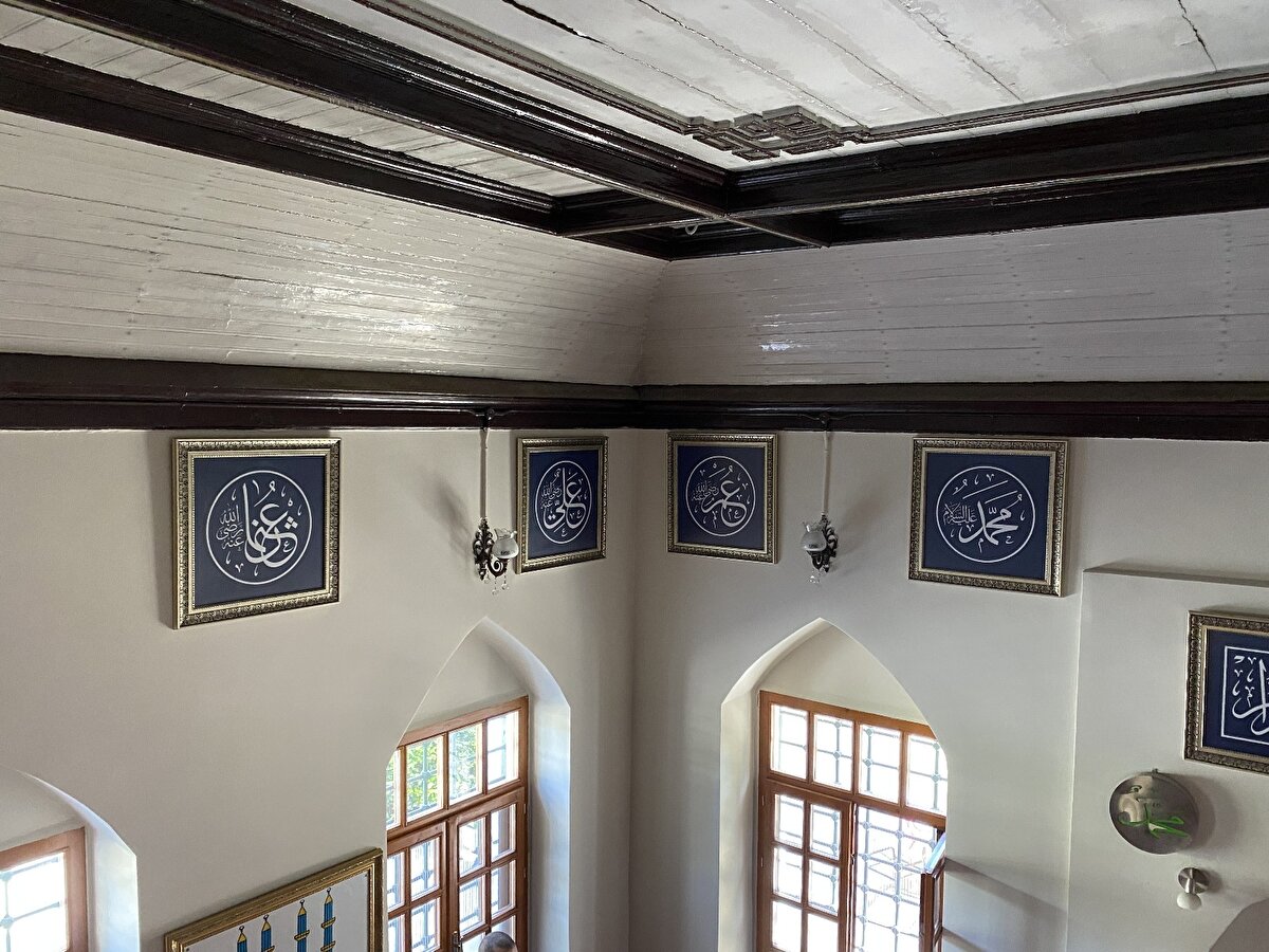 Caminin ismini söylemekte zorluk yaşayan Emre Coşkun, Buradaki bütün camilere girdim. Bu camimin de çok önünden geçtim ama girmedim. Bu röportajdan sonra gireceğim. En uzun isimli cami olduğunu bilmiyordum. İsmi tam aklımda kalmadı diye konuştu.Camiyi bundan sonra hep ziyaret edeceğini söyleyen Ali Azam, Bu caminin en uzun isimli cami olduğunu bilmiyordum. Yeni öğrendim, bundan sonra ziyaret ederim ifadelerini kullandı.Cami hakkında bir bilgisi olmadığını söyleyen Tolga Sarı, Bu cami hakkında hiçbir bilgim yok, hatta buradan geçerken görmedim. En uzun isimli cami olduğunu bilmiyordum, ismini bile bilmiyorum. Yok eyvallah, kalsın söyleyemem. Unuttum bile, gezmeye geldiğim bir gün ziyaret ederim dedi.      