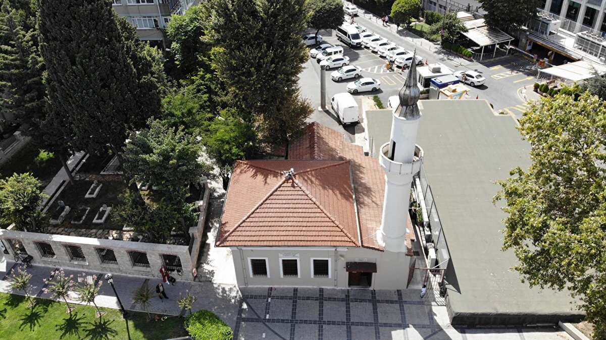 İlk kez Kanuni Sultan Süleyman döneminde İstanbul kadısı tarafından yaptırılan camiye 'Kadı Hüsamettin' ismi verildi. Daha sonra burada mezarı bulunan 18 sekbanın mezarlık alanı caminin haziresine eklendi ve 18 sekbanın isimi de camiye eklenmiş oldu. Uzun yıllar bu isimle bilinen camide 1755 yılında büyük bir yangın çıktı. Yangının ardından 'Çamaşırcı Hacı Mustafa' isminde bir hayırsever camiyi tekrar onardı. Camiye, onaran kişinin de adı eklenince ortaya İstanbul’un en uzun isimli camisi çıktı.  